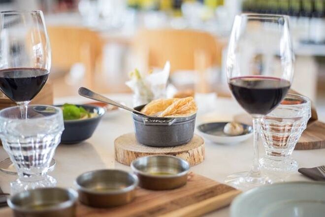 Provas e workshops online com o Esporão | Durante as próximas semanas, através da página de Instagram do Esporão, vários colaboradores do Esporão vão dirigir uma série de workshops e provas online. Durante as próximas duas semanas são vários os temas que irão ser abordados nestas iniciativas online, desde a gastronomia, até à cerveja artesanal, sem esquecer o azeite e o vinho. 