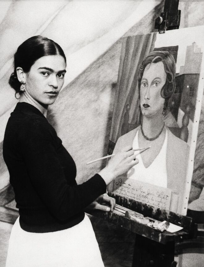 Frida Kahlo pintou o seu primeiro autorretrato em 1926 — Na fotografia, Kahlo pinta o retrato de Jean Wight, em janeiro de 1931 