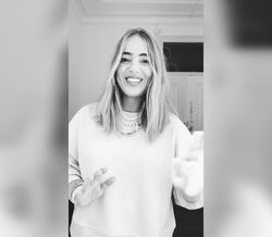 O que está Gisela João a fazer em casa?