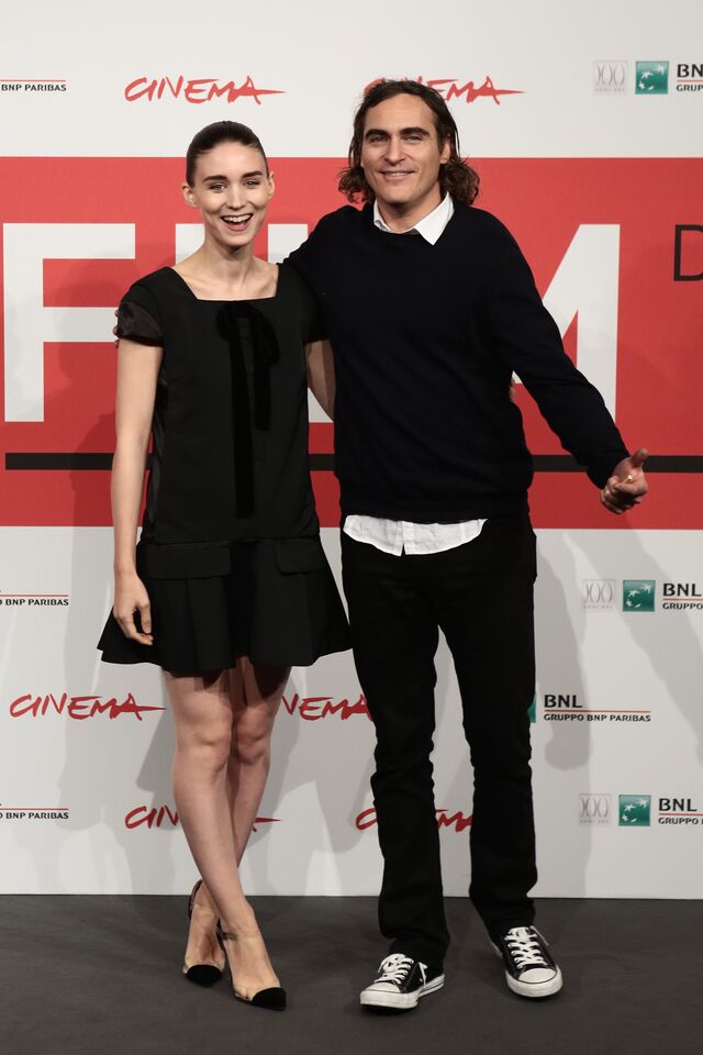 Rooney Mara e Joaquin Phoenix | 9 anos de diferença