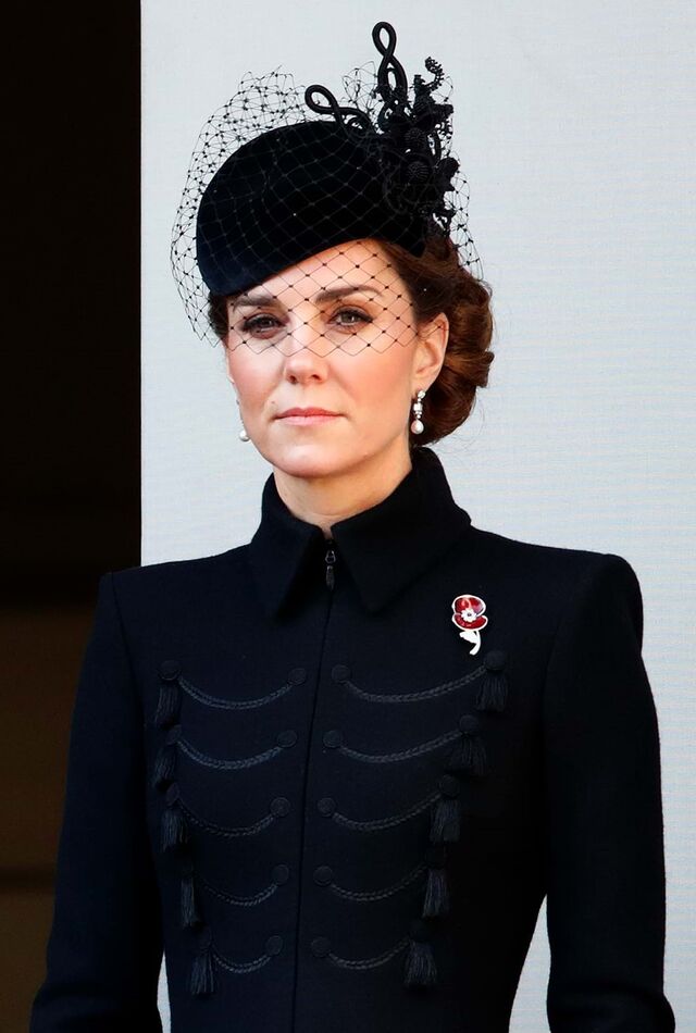 Pregadeira papoila. Esta peça que a duquesa de Cambridge estreou no Dia da Memória (Remembrance Day) em novembro de 2019, pode não ser uma peça de joalharia única, mas tem um significado muito especial. A papoila é uma homenagem a quem fazia comunicação de informações durante a II Guerra Mundial, como é o caso da avó paterna da duquesa. 