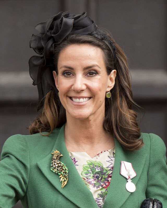 A princesa Marie da Dinamarca com uma colorida pregadeira inspirada num papagaio, nas celebrações do 75º aniversário da rainha Margarida da Dinamarca.