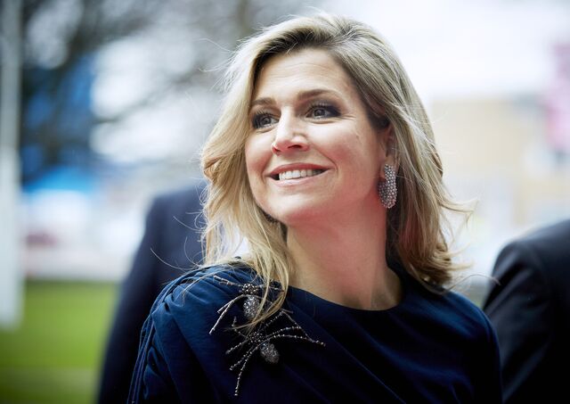 A rainha Máxima da Holanda com dois pregadeiras aranha da marca de joalharia Celedonio, da sua Argentina natal. As pregadeiras em tamanho oversize, são feitas à mão e adornadas com cristais. 