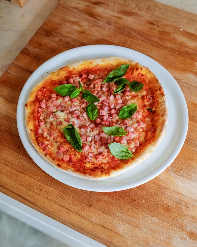 Grupo Non Basta | De forma a adaptar-se a um novo padrão de consumo, o Grupo Non Basta (restaurantes Memoria, Pasta Non Basta Av. Novas e Pasta Non Basta Alvalade) criou um sistema de entregas próprio com oferta de refrigerados, congelados, queijos, enchidos e sobremesas em porções familiares. 