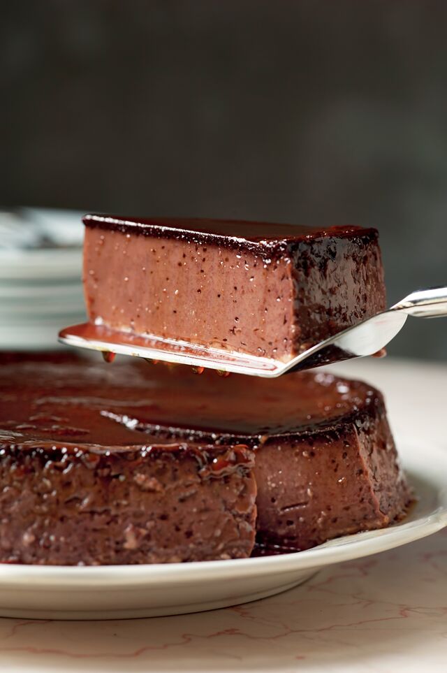 Flan de chocolate e amêndoas. There’s Always Room for Chocolate, Naomi Josepher, Jon Payson e Georgia Freedman. Rizzoli, €30 (aproximadamente).