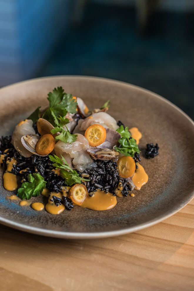 Lascas de robalo com arroz de tinta de choco e molho tailandês €21