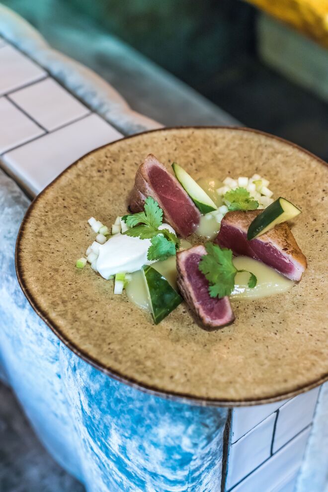 Atum mi cuit com compota de maçã, espuma de wasabi e pickle de pepino, €19,50