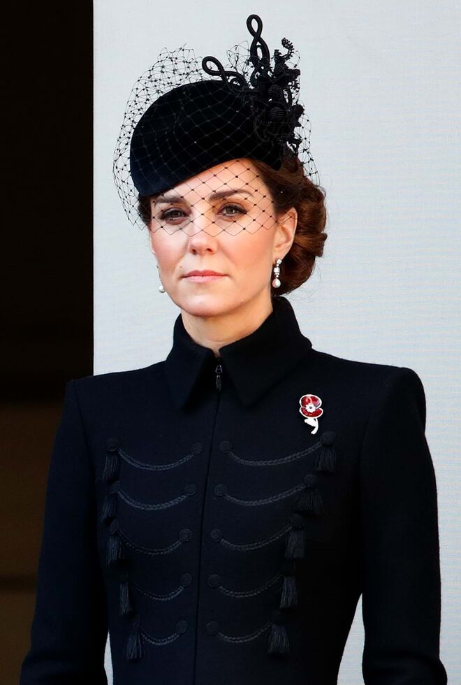 Pregadeira papoila. Esta peça que a duquesa de Cambridge estreou no Dia da Memória (Remembrance Day) em novembro de 2019, pode não ser uma peça de joalharia única, mas tem um significado muito especial. A papoila é uma homenagem a quem fazia comunicação de informações durante a II Guerra Mundial, como é o caso da avó paterna da duquesa. 