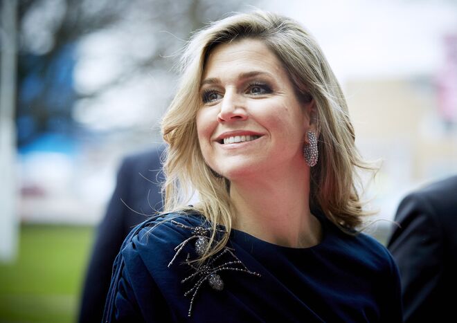 A rainha Máxima da Holanda com dois pregadeiras aranha da marca de joalharia Celedonio, da sua Argentina natal. As pregadeiras em tamanho oversize, são feitas à mão e adornadas com cristais. 