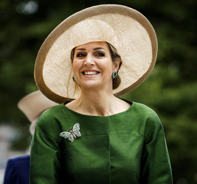 Pregadeira borboleta com esmeraldas. A peça data de fins do século XIX e composta por diamantes e esmeraldas. Foi um presente do rei Willem III da Holanda para a sua segunda esposa, a rainha Emma. Casaram-se em 1879, mas o rei morreu em 1890 e a rainha passou de consorte a regente da filha mais nova, a rainha Wilhemina. A pregadeira tem sido usada por vários membros da família real e também como adorno de cabelo. A rainha Máxima, atualmente, usa-a bastantes vezes.