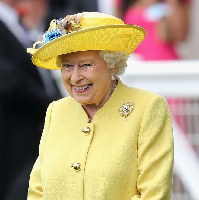 A pregadeira girassol fosca, também é conhecida como a pregadeira dália de ouro. Foi feita para a rainha pela casa Garrard, joalheiros oficiais da coroa durante décadas, a peça é feita em ouro com um diamante ao centro e diamantes nas pétalas. É uma das pregadeiras que a sainha usa com mais frequência. 