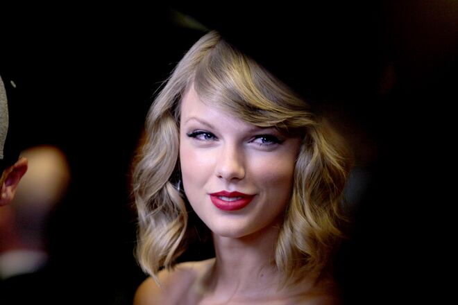 TAYLOR SWIFT | Para tornar o batom mais resistente, aplica-o uma vez e retira o excesso com um lenço de papel; depois coloca pó (pode ser pó de talco) num lenço e pressiona-o nos lábios. Cria assim uma mancha nos lábios que é mais resistente.
