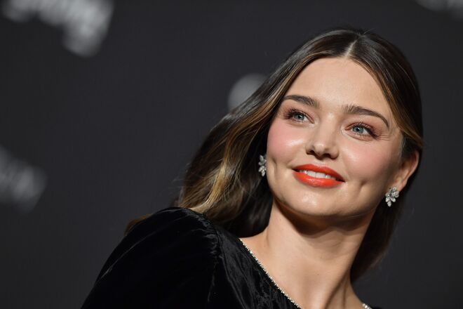 MIRANDA KERR | Usa bálsamo hidratante de lábios como iluminador à volta dos olhos.