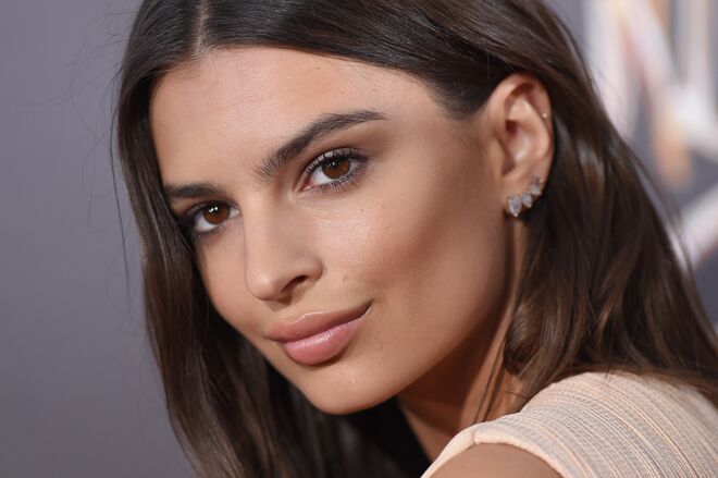 EMILY RATAJKOWSKI | Para criar volume nas maçãs do rosto, aplica batom cor de rosa ou encarnado, espalhando-o levemente com um pincel.
