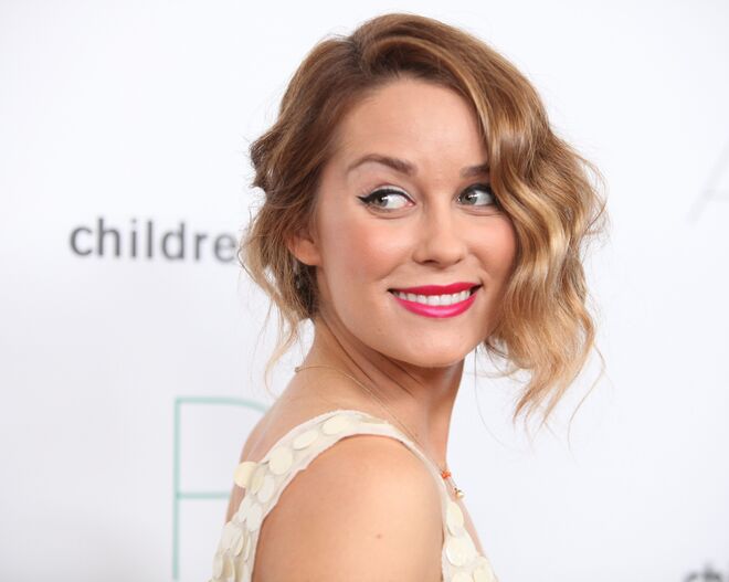 LAUREN CONRAD | Para melhorar o aspeto de inchaços, tira do frigorífico batatas, parte-as e passa-as por água. Aplica as batatas durante 15 minutos nas zonas afectadas.