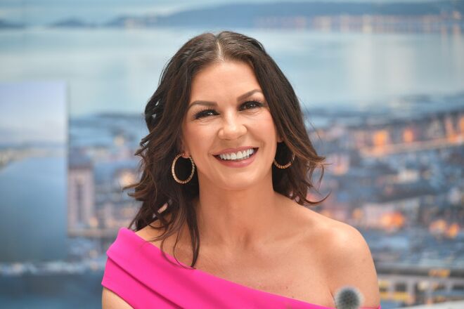CATHERINE ZETA-JONES | Para manter o cabelo perfeito, faz máscara de cerveja: depois de lavado, seca-o com uma toalha; em seguida banha-o em cerveja e cobre-o com papel de prata durante 5 minutos; por fim, enxagua abundantemente para retirar toda a cerveja.