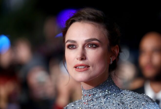 KEIRA KNIGHTLEY | Penteia as suas sobrancelhas constantemente e tem atenção para o fazer sempre de baixo para cima, pois garante que assim aumenta o tamanho dos olhos e a intensidade do olhar.