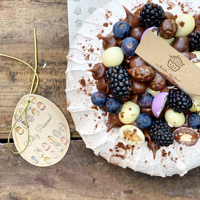 Pavlova recheada de natas e brigadeiro tradicional, com amêndoas, mirtilos e amoras, €45, Brigadeirando, em www.brigadeirando.pt/loja