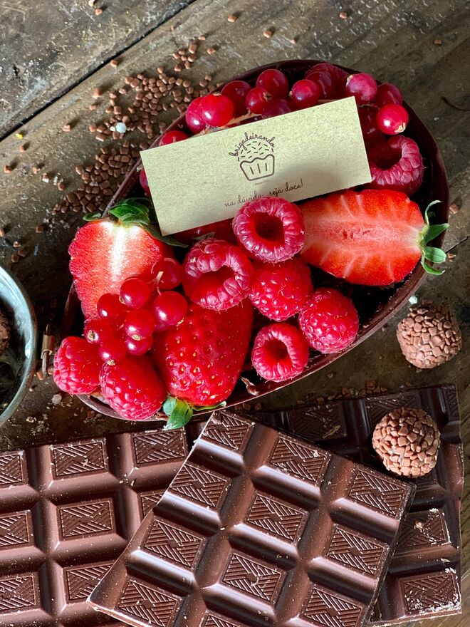 Ovo fresco Brigadeirando, recheio frutos vermelhos, €30, Brigadeirando, em www.brigadeirando.pt/loja