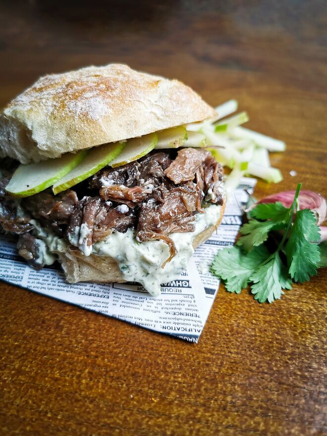 The Sandwich Project | Este é o novo serviço de take-away lisboeta dos jovens chefes André Coelho e Marta Caldeirão. Como não puderam abrir no mês passado o seu restaurante, como previsto, decidiram inspirar-se nas suas músicas e sabores favoritos, e criaram três sanduiches que podem ser pedidas através do serviço Uber Eats. 