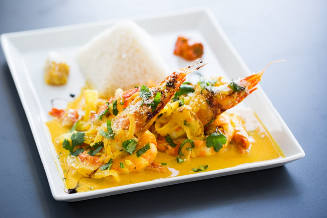 Ibo | O restaurante Ibo, no Cais Sodré, fechou portas mas criou uma alternativa para take-away e entrega em casa. Nas entradas, há chamuças com perfume de Goa (8€), camarões panados ao alho e gengibre (€13), e até a famosa salada de caranguejo, manga e verdes (20€). Nos pratos principais, há lombo de bacalhau assado com creme de alho confitado, grelos e batata assado (22€ uma pessoa, €40 duas pessoas) 