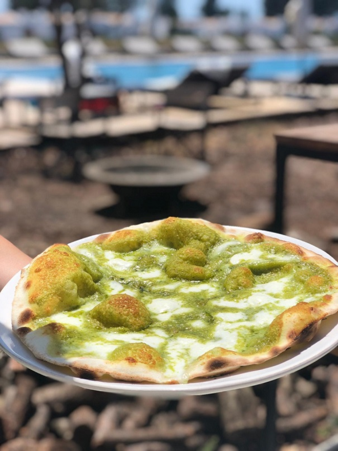 Craveiral Pizzeria Comvida by In Bocca Al Lupo | A Craveiral Pizzeria ComVida by In Bocca al Lupo, no Craveiral Farmhouse, tem agora um serviço de entregas ao domicílio de pizzas, vinho e sobremesas, em São Teotónio, Boavista dos Pinheiros, Odemira, Zambujeira do Mar e Vila Nova de Milfontes, entre as 19h e as 22h.