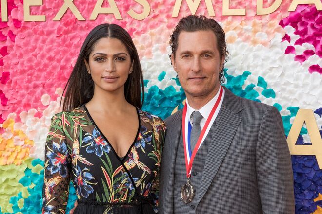 Matthew McConaughey | O ator e a mulher, a modelo brasileira Camila Alves, fizeram um intervalo de 40 dias sem sexo após o nascimento dos seus três filhos. "De onde eu venho, acreditamos numa coisa a que chamamos de pausa de 40 dias depois do bebé", disse ao StyleList.com. "Tens de deixar o teu corpo fazer as suas próprias coisas. Dás tempo para se recuperar e deixar que tudo se acalme. Durante esses 40 dias, realmente relaxas. Com isso, quero dizer nada de sexo, só comida leve e saudável, nenhuma ida ao ginásio"