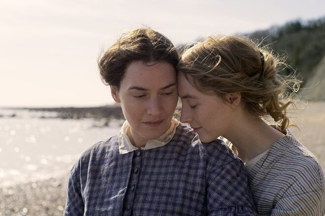 Kate Winslet e Saoirse Ronan em 'Ammonite' (2020) 