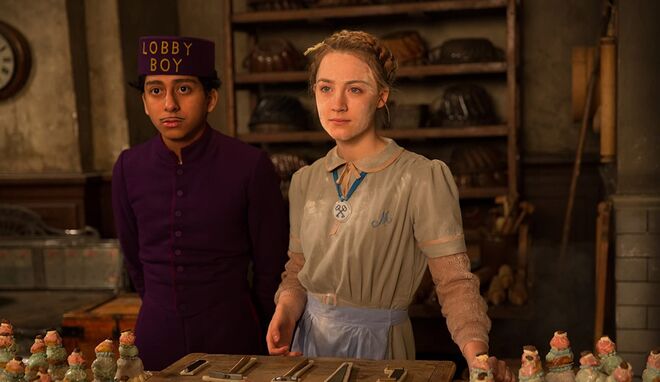 Tony Revolori e Saoirse Ronan em 'Grand Budapest Hotel' (2014) 