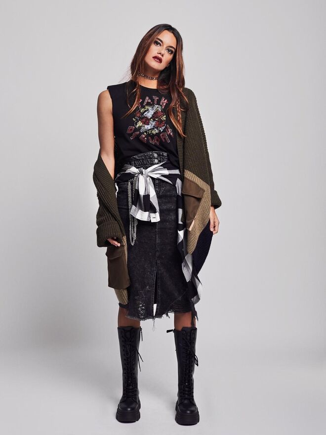 Título: "Grunge Revival" | Stylist: Beatriz Ortigueira | Modelo: Mariana Sena da Silva, L’Agence | Cardigan Zara; Top e camisa da Produção; Saia Zara; Botas Bershka

