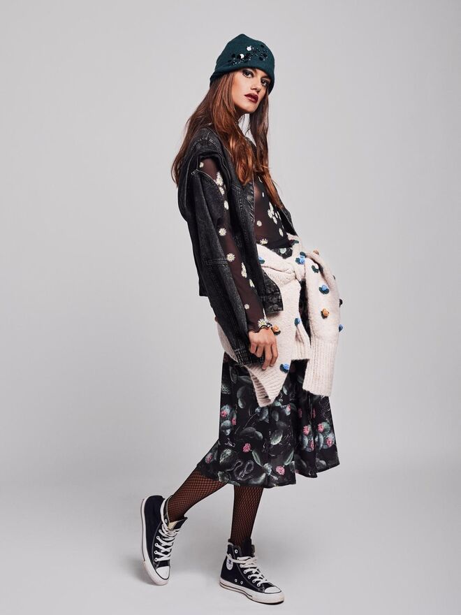 Título: "Grunge Revival" | Stylist: Beatriz Ortigueira | Modelo: Mariana Sena da Silva,  L’Agence | Blusão e blusa Bershka; Cardigan Zara; Vestido Produção; Ténis Converse All star; Gorro Zara
