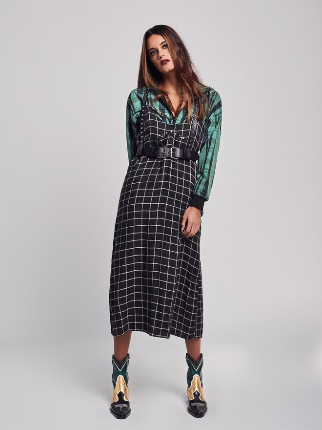 Título: "Grunge Revival" | Stylist: Beatriz Ortigueira | Modelo: Mariana Sena da Silva, L’Agence | Vestido Produção; Jacket Zara; Cinto Bershka; Botas Zara

