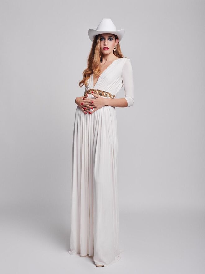 Título: “Dolly it up” | Styling: Carolina Calado | Modelo: Laura Rato, L'agence | Vestido Elisabetta Franchi; Sandálias e chapéu da Produção;  Brincos Bershka
