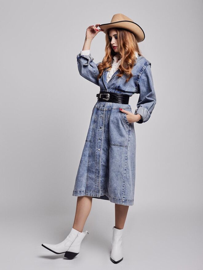 Título: “Dolly it up” | Styling: Carolina Calado | Modelo: Laura Rato,  L'agence | Vestido H&M; Camiseiro da Produção; Botas Mango; Chapéu da Produção; Cinto Stradivarius
