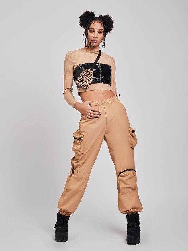 Título: "The Versatility of Cargo Pants" | Stylist: Ana Catarina Pereira | Modelo: Micaela Barreto, L’ Agence | Top, camisola, calças, mala e botas da Produção.
