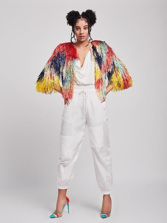 Título: "The Versatility of Cargo Pants" | Stylist: Ana Catarina Pereira | Modelo: Micaela Barreto,  L’ Agence | Calças da Produção; 
Body, casaco e calçado Elisabetta Franchi
