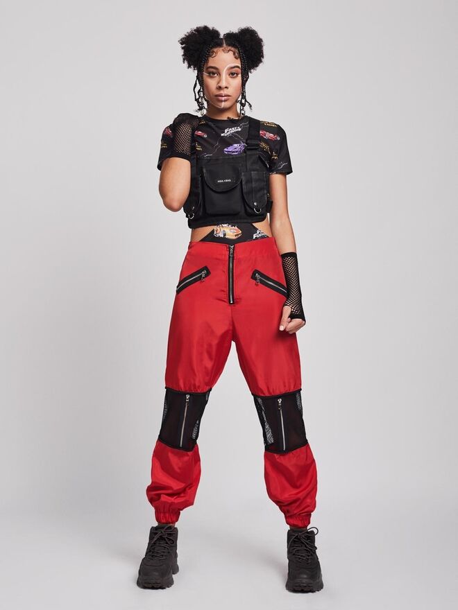 Título: "The Versatility of Cargo Pants" | Stylist: Ana Catarina Pereira | Modelo: Micaela Barreto,  L’ Agence | Body, calças, botas, luvas e mala da Produção

