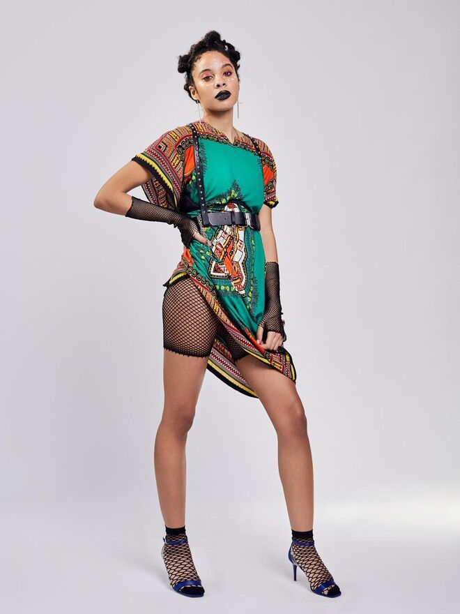 Título: "AFROPUNK" | Stylist: Celine Oliveira | Modelo : Micaela Barreto, L´Agence | Vestido e Sapatos da Produção; Cinto Bershka; Brincos,  meias e luvas Primark
