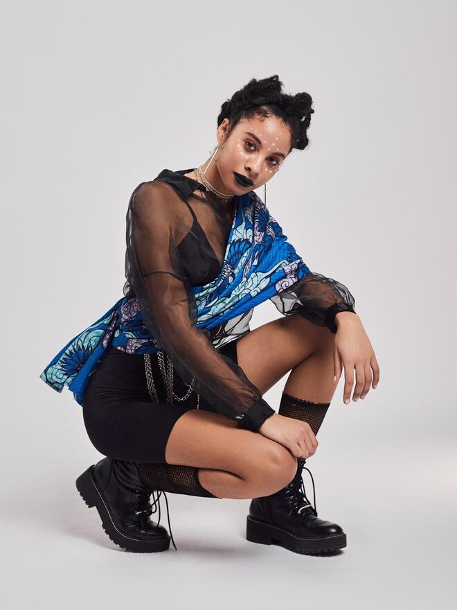 Título: "AFROPUNK" | Stylist: Celine Oliveira | Modelo : Micaela Barreto, L´Agence | Bralette Stradivarius; Camisa Transparente Bershka; Cycle Shorts e sapatos da Produção; Meias e brincos Primark; Correntes e tecido africano da Produção 