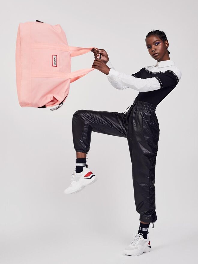 Título: "Cool, fine." | Stylist: Clara Cardoso de Oliveira |  Modelo: Marlena Sousa,  L’Agence |  Camisa Elisabetta Franchi; Calças H&M; Ténis  Tommy Hilfiger; Meias da Produção; Mala Hunter