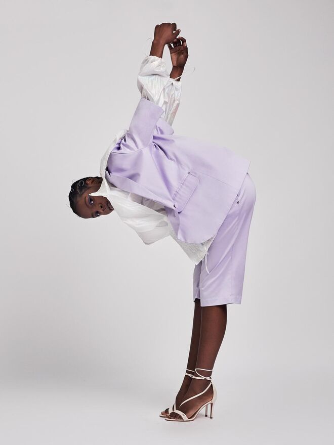 Título: "Cool, fine." | Stylist: Clara Cardoso de Oliveira |  Modelo: Marlena Sousa, L’Agence | Casaco de fato COS; Casaco impermeável Molly Bracken; Bermudas de fato COS; Sapatos Elisabetta Franchi