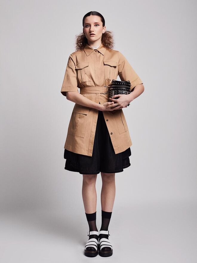 Título: "Master’s in rags" | Stylist: Marta Ernesto | Modelo: Felícia Iscra, L’Agence | Casaco Lion of Porches; Top da Produção; Calções Decénio; Meias da Produção; Sandálias Dr. Martens; Mala Pinko

