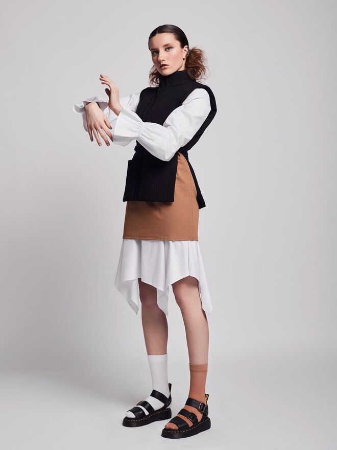 Título: "Master’s in rags" | Stylist: Marta Ernesto | Modelo: Felícia Iscra, L’Agence | Colete COS;  Camisa Silvian Heach; T-shirt de cavas castanha COS; Meias da Produção; Sandálias Dr. Martens