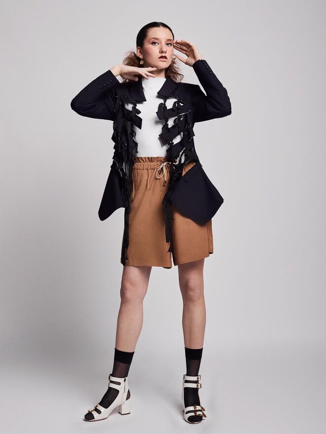 Título: "Master’s in rags" | Stylist: Marta Ernesto | Modelo: Felícia Iscra, L’Agence | Casaco Decénio; Top Tommy Hilfiger; Calções Kocca; Meias da Produção; Sandálias TwinSet