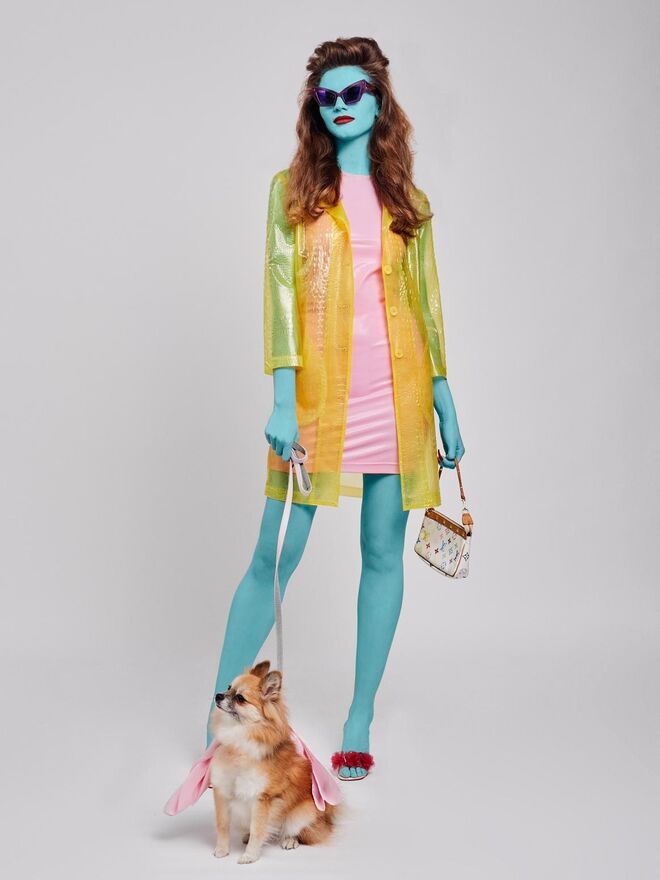 Título: "The Alien of Beverly Hills" | Stylist: Miguel de Athayde Tavarres |  Modelo: Ionela, Karacter Agency | Vestido, casaco, sandálias e óculos da Produção; Carteira Louis Vuitton



