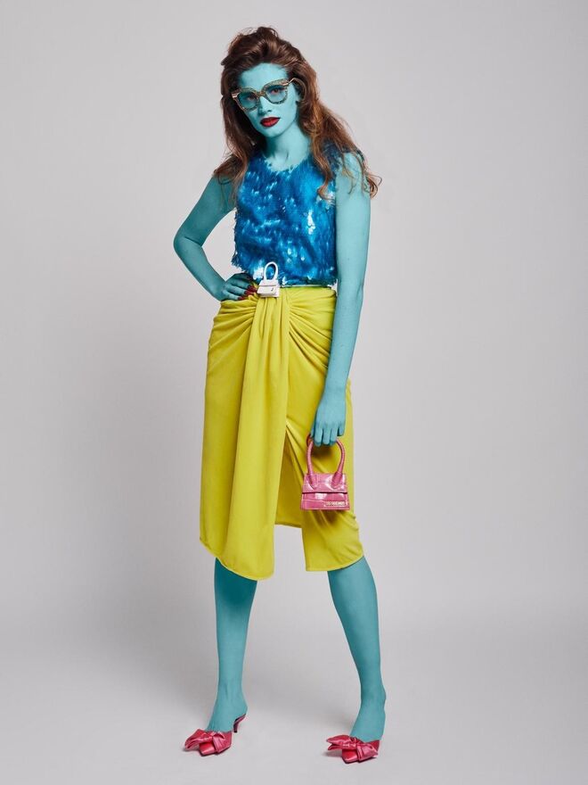 Título: "The Alien of Beverly Hills" | Stylist: Miguel de Athayde Tavarres | Modelo: Ionela, Karacter Agency | Top, saia, mules e óculos da Produção; Carteiras Jacquemus