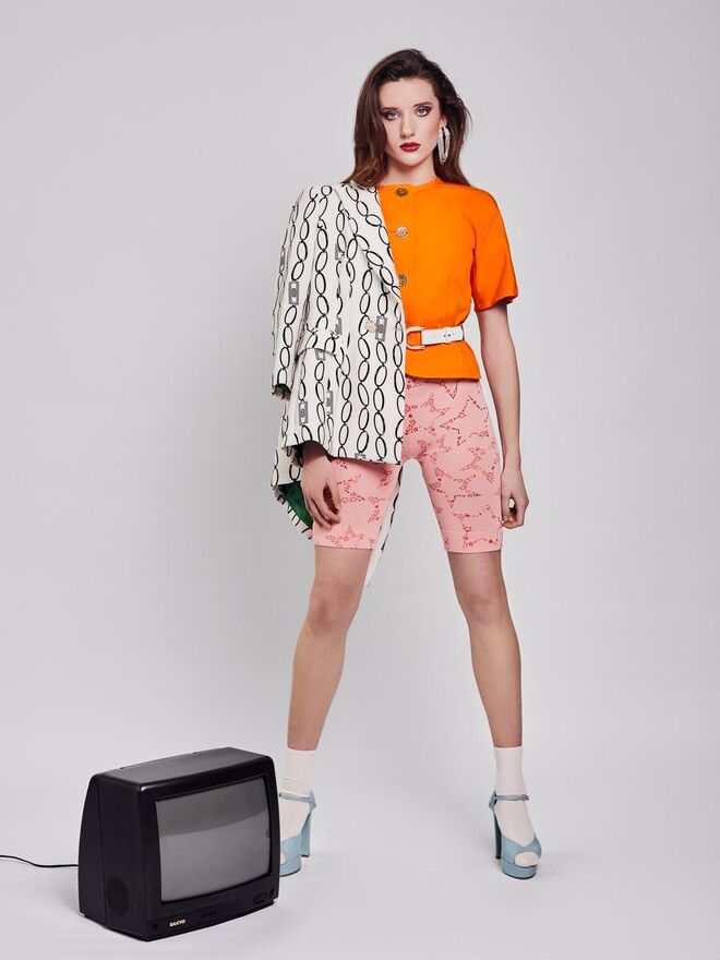 Título: "EDITORIAL 80’S MOOD" | Stylist: Tatiana Costa Dias | Modelo: Felicia Iscra, L’Agence | Casaco Elisabetta Franchi; Blusa da Produção; Cycling Shorts Elisabetta Franchi; Sandálias Gio Rodrigues; Cinto e brincos Elisabetta Franchi; Meias Calzedonia; Televisão da Produção



