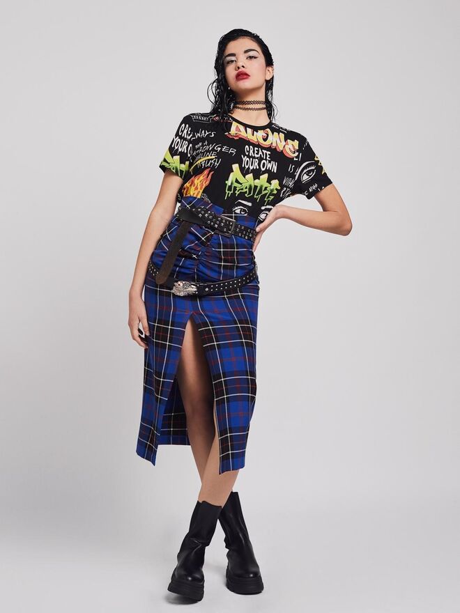 Título: "Punk Grunge Atittude" | Stylist: Leonor Jorge | Modelo: Beatriz Passos, Face Models | T-shirt Bershka; Saia Zara; Colares e cintos da Produção; Sapatos Bershka