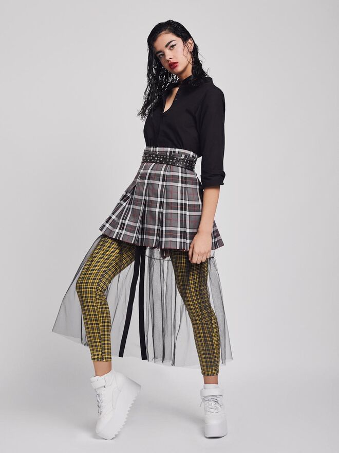 Título: "Punk Grunge Atittude" | Stylist: Leonor Jorge | Modelo: Beatriz Passos, Face Models | Camisa vestido Zara; Saia da Produção; Calças Pull & Bear; Brincos e cinto da Produção; Sapatos Bershka 

