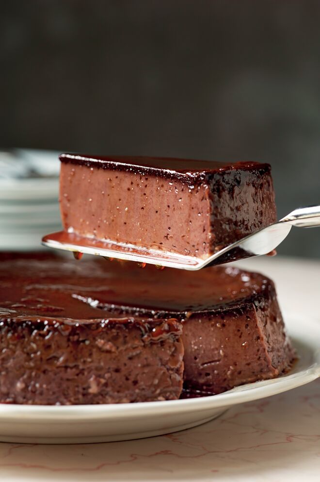 Flan de chocolate e amêndoas. There’s Always Room for Chocolate, Naomi Josepher, Jon Payson e Georgia Freedman. Rizzoli, €30 (aproximadamente).